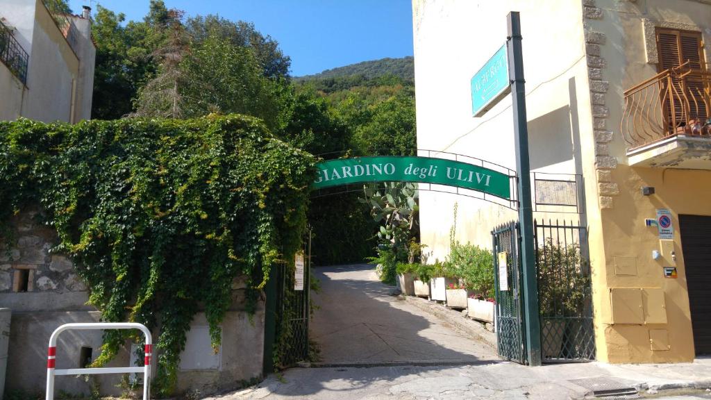 聖費利切－奇爾切奧的住宿－Hotel Giardino degli Ulivi，读阿可大学的街道标志