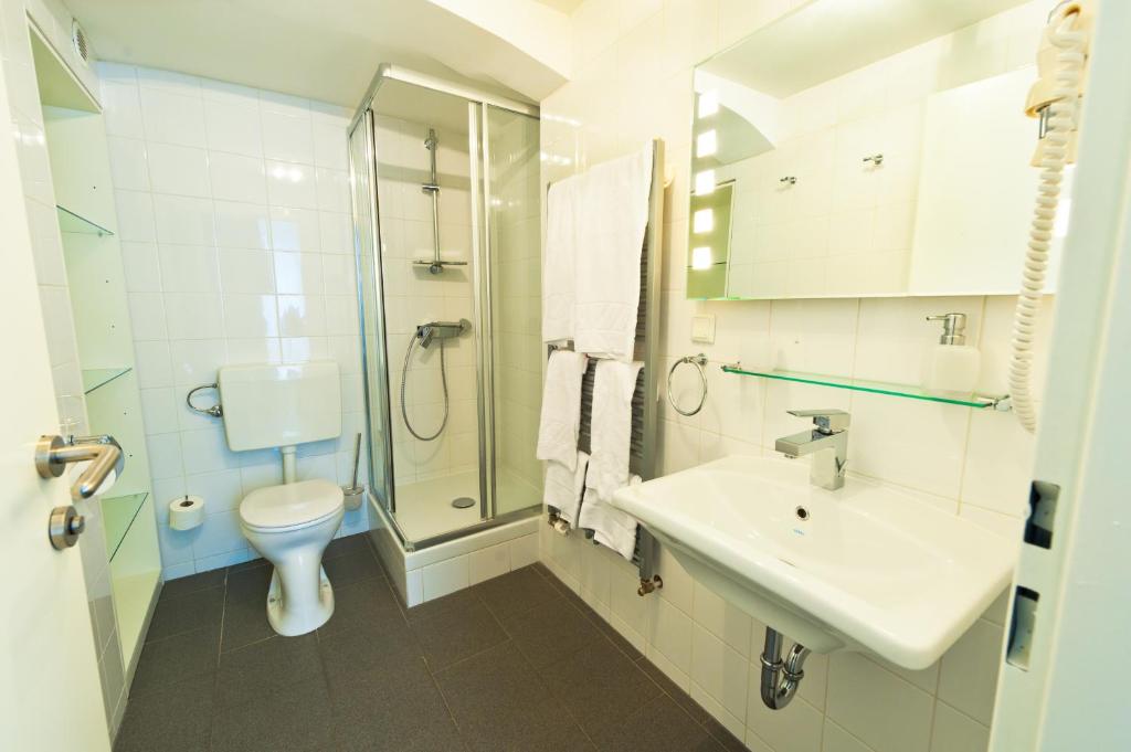 Koupelna v ubytování VOX Design Hotel