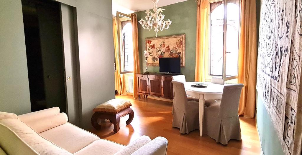 a living room with a white couch and a table at Allegretto Rialto in Venice