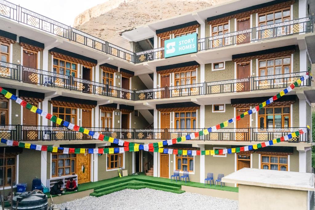 Un edificio con una pancarta colgando de él. en Story Homes, en Kaza