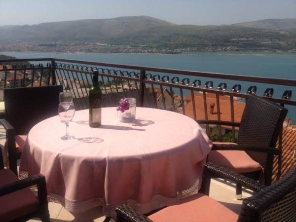 特羅吉爾的住宿－Villa Lavendel，一张桌子,上面放着一瓶葡萄酒和一杯