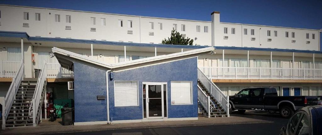 un edificio azul con un camión estacionado frente a él en Cabana Motel, en Ocean City