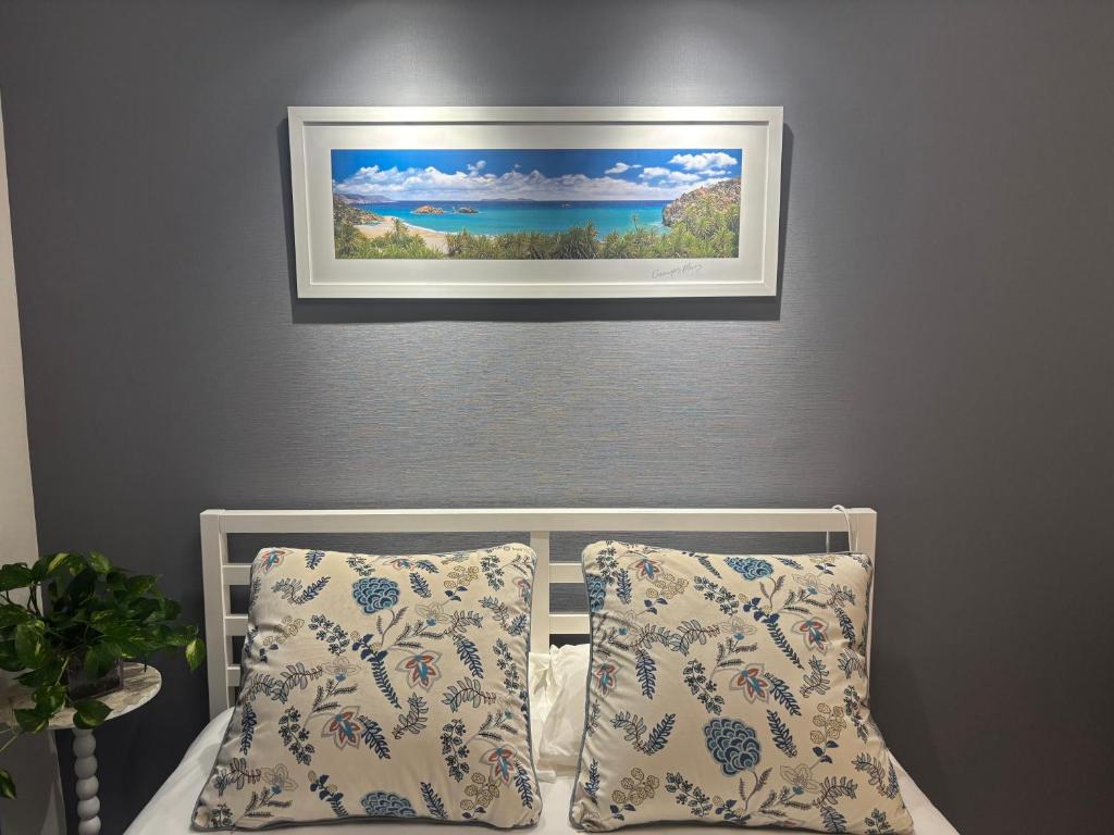 A bed or beds in a room at Tokyo Disney Resort 3 minutes by train, along Symbol Road, and plenty of commercial facilities!Free wifi, double bed