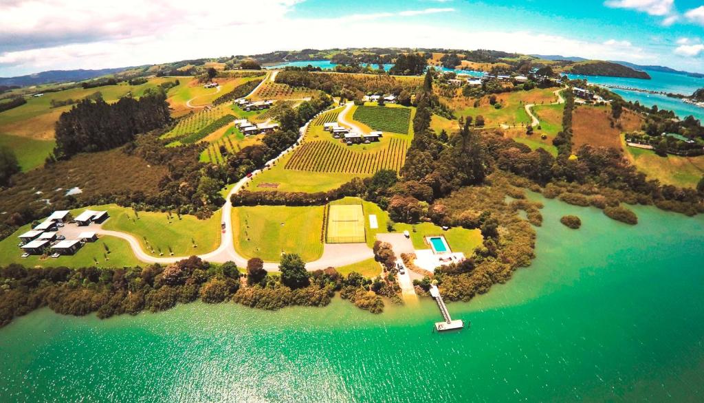 une vue aérienne sur une île dans l'eau dans l'établissement Riverside Matakana, à Matakana