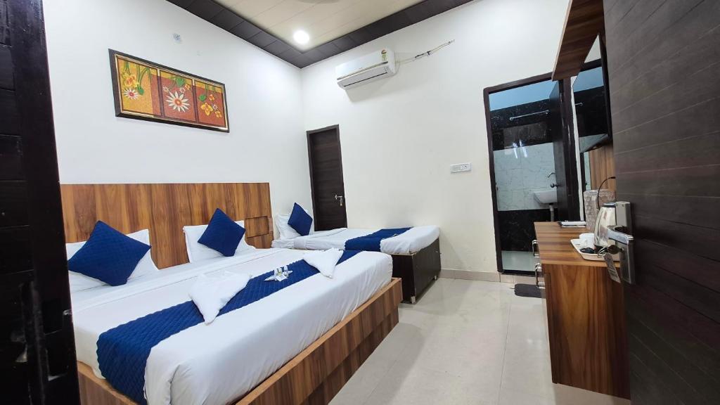 Voodi või voodid majutusasutuse Hotel RK Residency Near Prem Mandir & bankey bihari temple # budget hotel near iskon temple free parking couple friendly hotel in vrindavan toas