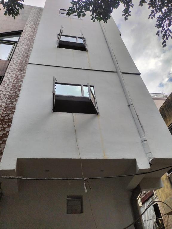 a building with two windows on the side of it at Sarvgun Apartment in Jāmb