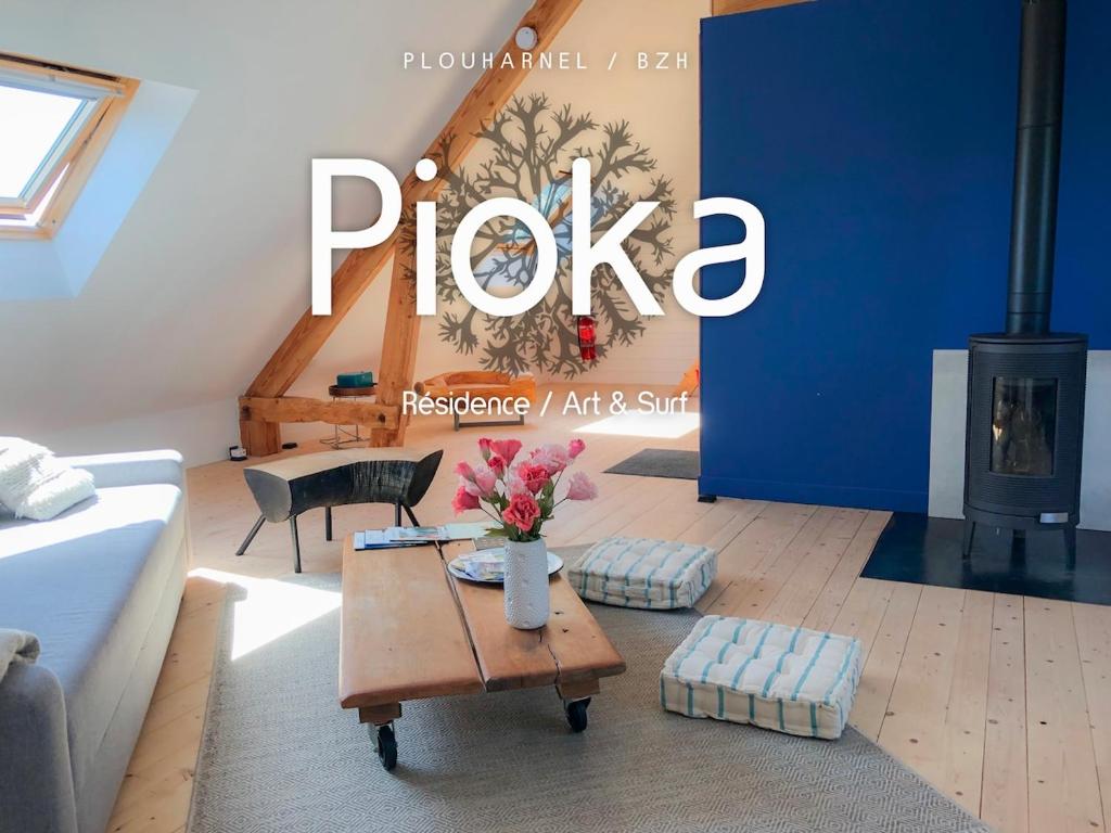 a living room with a couch and a table at Pioka Loft Art & Surf in Plouharnel