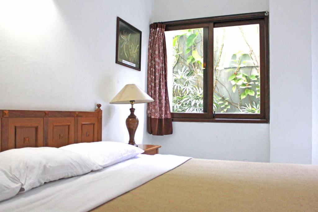 Postel nebo postele na pokoji v ubytování Hotel Winotosastro Garden