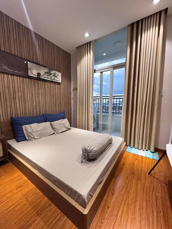 Postel nebo postele na pokoji v ubytování Lym HomeStay Long Xuyên