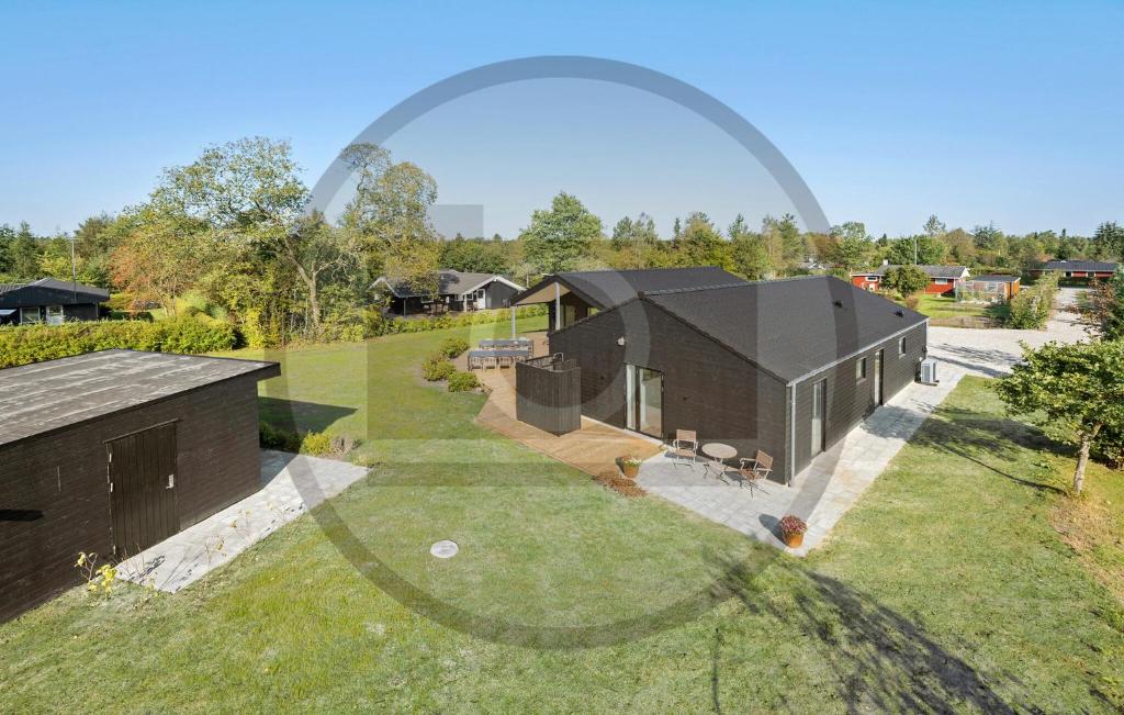an aerial view of a house with a backyard at Lovely Home In Fårvang With Sauna in Roe