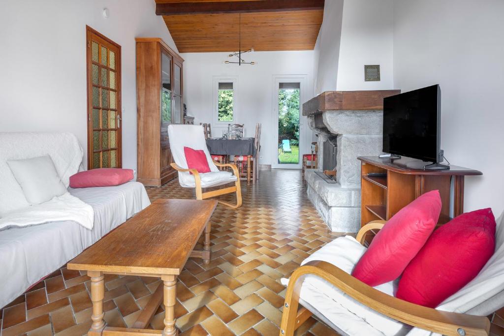 ein Wohnzimmer mit zwei Sofas und einem Fernseher in der Unterkunft 800 m de la plage, jardin, maison pour 5 in Saint-Michel-Chef-Chef