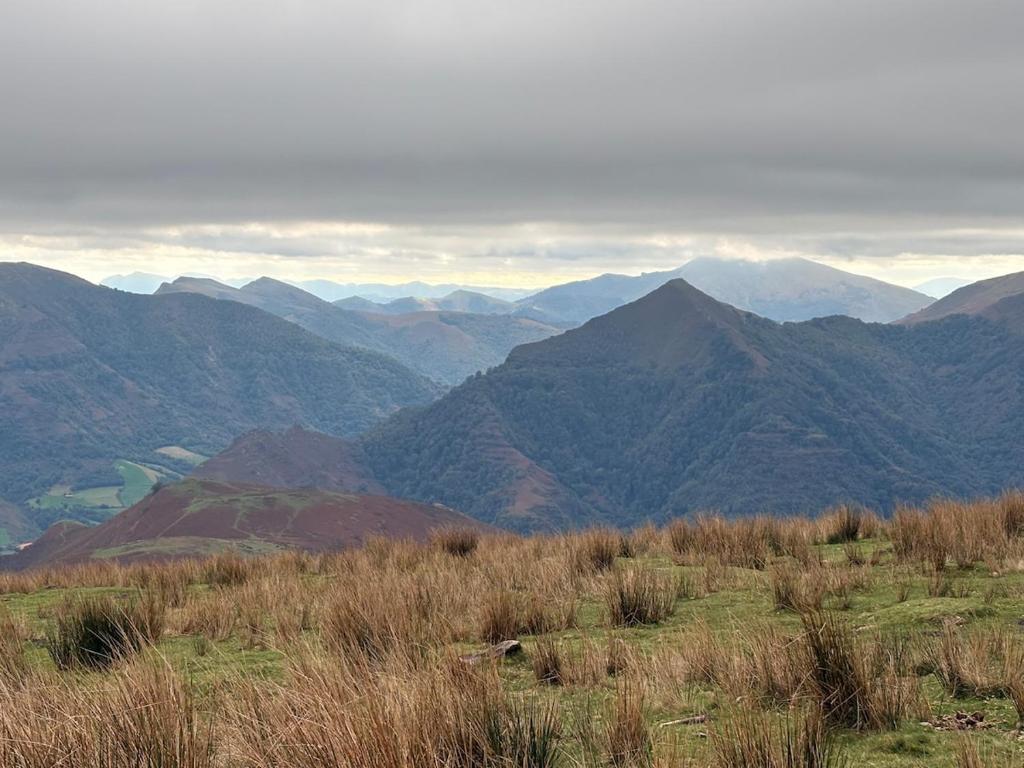 a view of a mountain range with mountains in the background at Maisonnette deux chambres au fameux PAS DE ROLAND in Itxassou