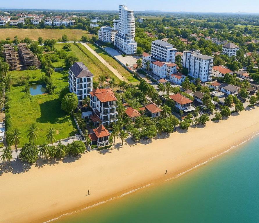 Luftaufnahme eines Ferienresorts am Strand in der Unterkunft Royal Thai Pavilion Jomtien Hotel in Jomtien Beach
