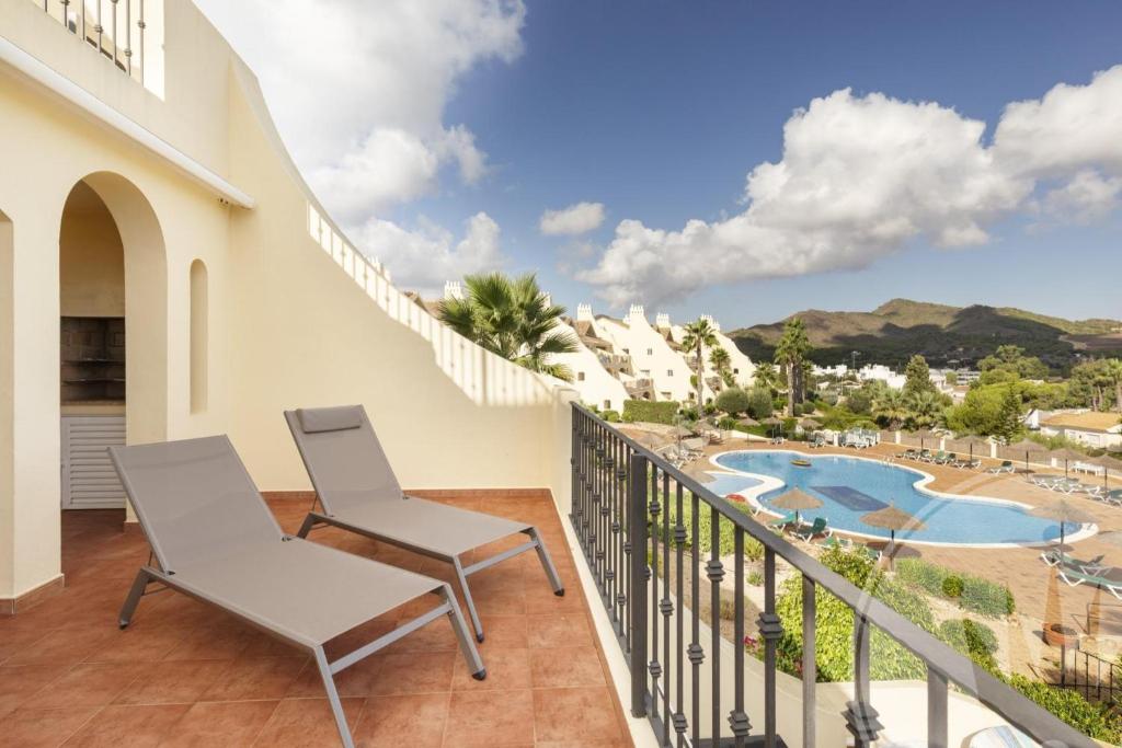 einen Balkon mit 2 Stühlen und Blick auf ein Resort in der Unterkunft La Manga Club Resort - Los Olivos 130 in Atamaría