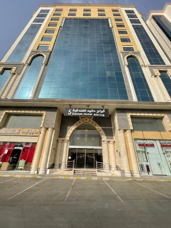 An Nikāshahにあるابراج دانية الفندقيةの駐車場への入り口がある高層ビル