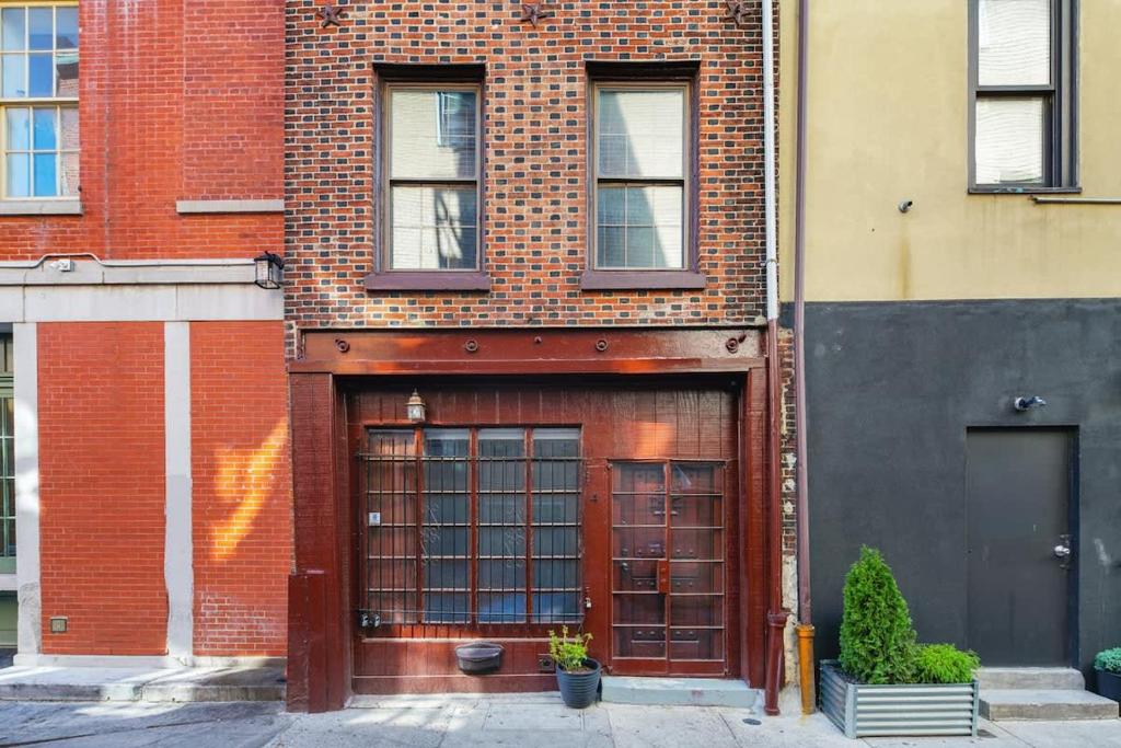 un edificio de ladrillo rojo con un gran garaje en Spacious Family Home in Philadelphia, en Filadelfia