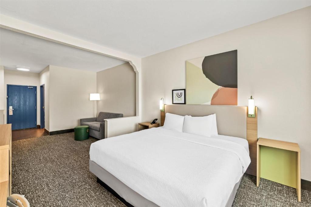 Spark by Hilton Round Rock - King Room With Sofa Bed - Non-Smoking