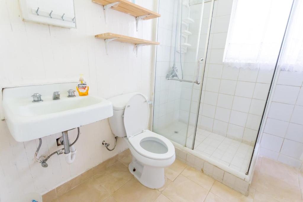Bilik mandi di Drago Beach House - Private Beach