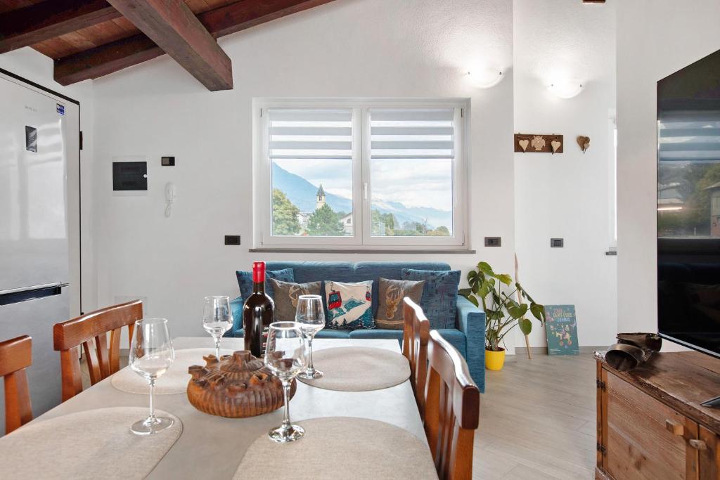 una sala da pranzo con un tavolo con bicchieri da vino di Villa Maffei ad Aosta