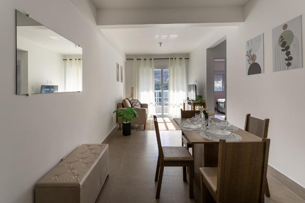 セーハ・ネグラにあるApartamento centro da cidade com garagemのテーブルと椅子のあるダイニングルームとリビングルーム