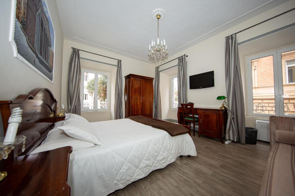 een slaapkamer met een groot wit bed en een bureau bij Sleep In Rome Ludovisi in Rome