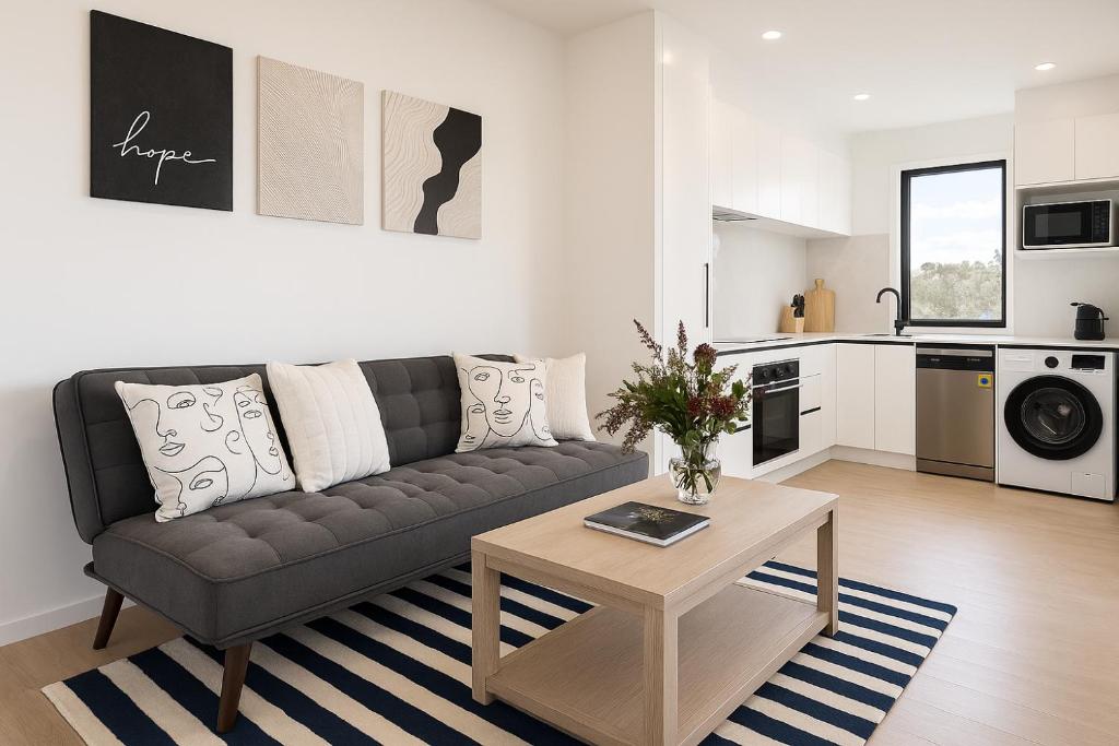 un salon avec un canapé et une table dans l'établissement Blanc Suites Collection, à Silverdale