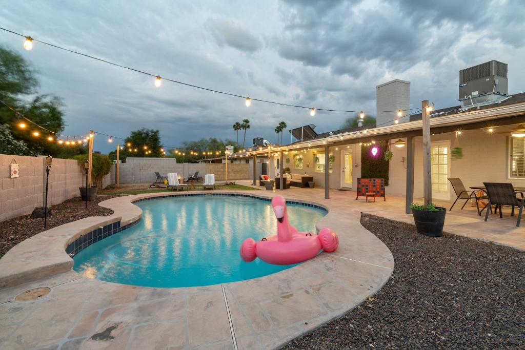 Bazén v ubytování Spacious Scottsdale Retreat with Pool nebo v jeho okolí