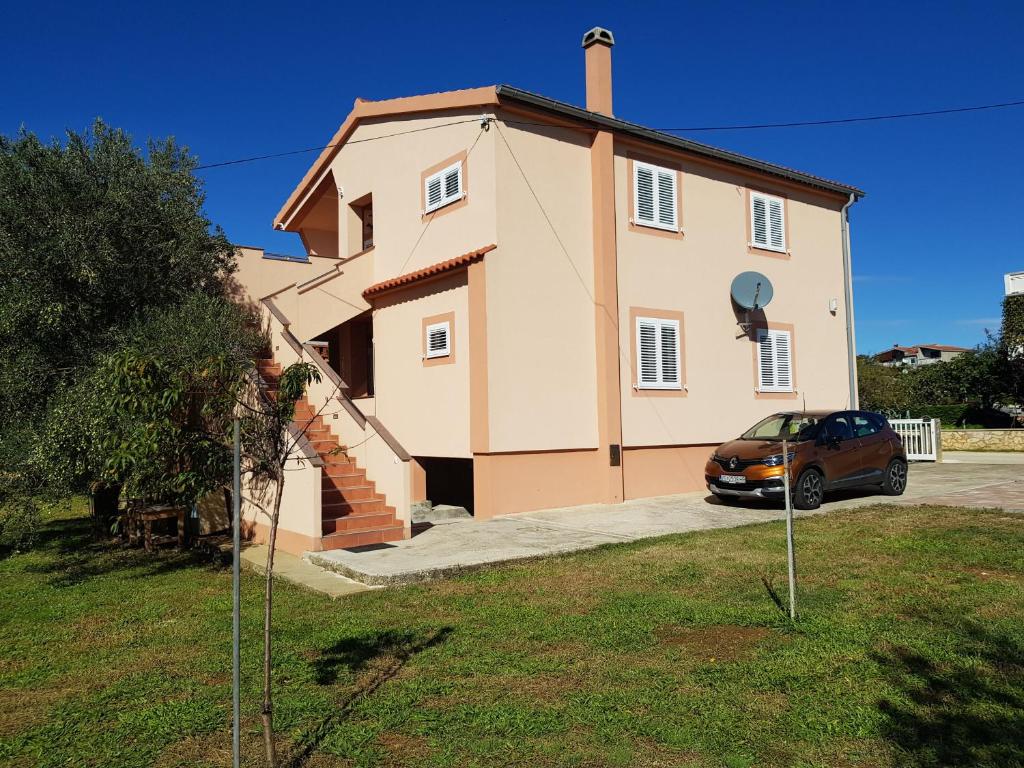 Το κτήριο όπου στεγάζεται  το διαμέρισμα