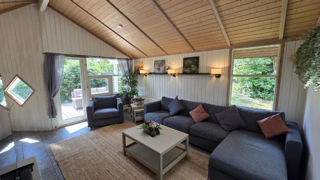 DüneにあるFerienhaus Bambiの青いソファとテーブルのあるリビングルーム