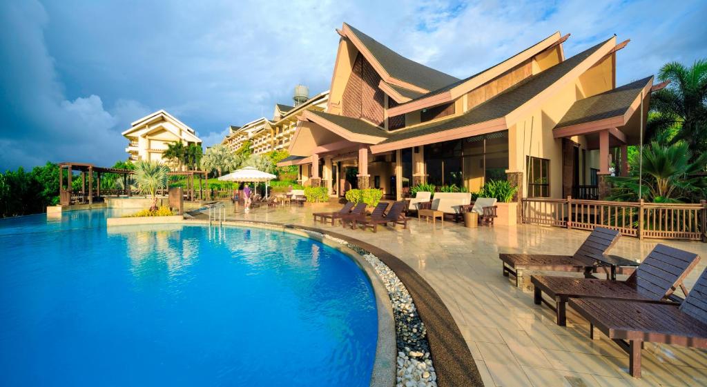 un complejo con una gran piscina junto a un edificio en Alta Vista de Boracay, en Boracay