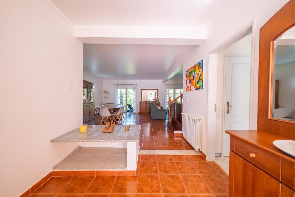 eine Küche mit weißen Wänden und Fliesenboden in der Unterkunft Burgo D Sancho I 17 in Amoreira