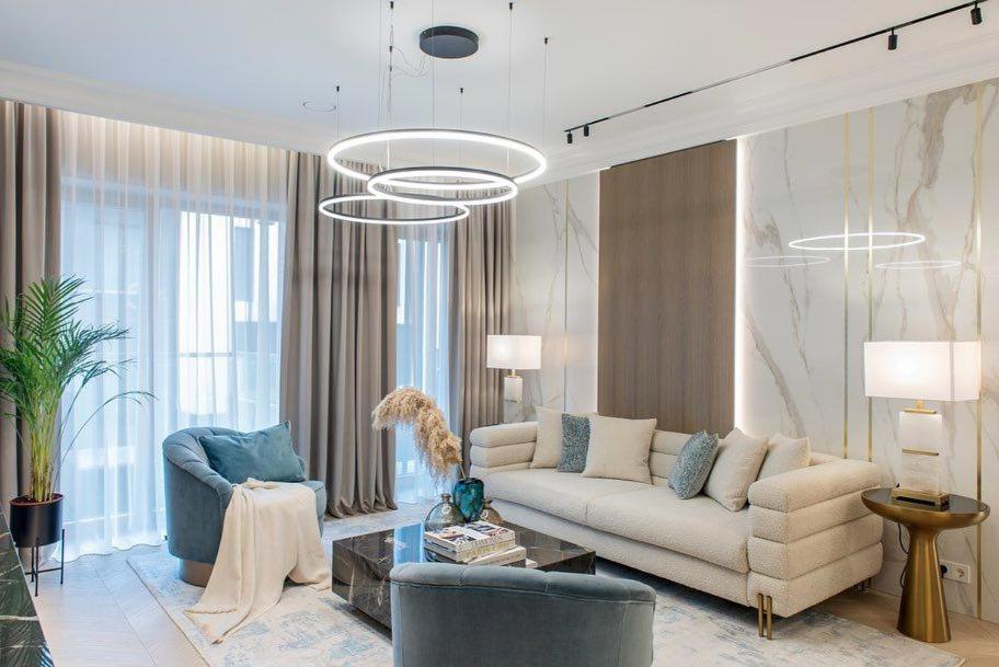 ein Wohnzimmer mit Sofa und Tisch in der Unterkunft Ulvi City in Baku