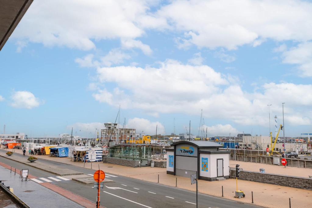 une vue d'une ville avec un arrêt de bus et une rue dans l'établissement Appa - Beachfront & Harbour Stay with Balcony, à Ostende
