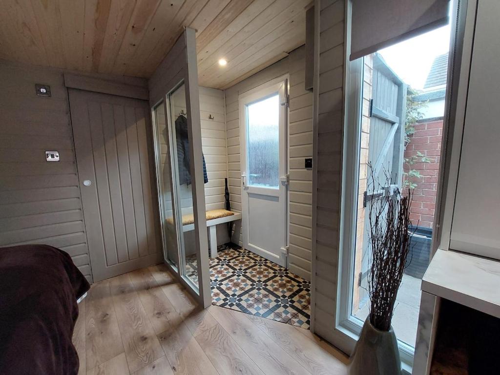 ナントウィッチにある1 Bed Cosy Open Plan Apartmentの廊下(ドア、ベンチ付)