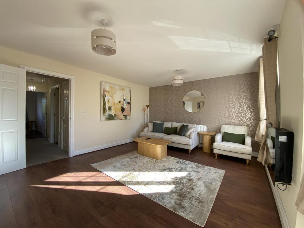 una sala de estar con un sofá y una mesa en Modern 5-Bedroom House in Maidenhead, en Maidenhead
