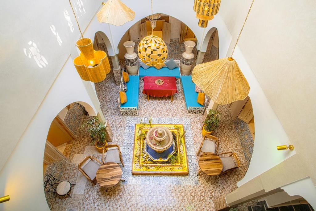 vistas panorámicas a una sala de estar con mesa y sillas en Riad El Kennaria, en Marrakech