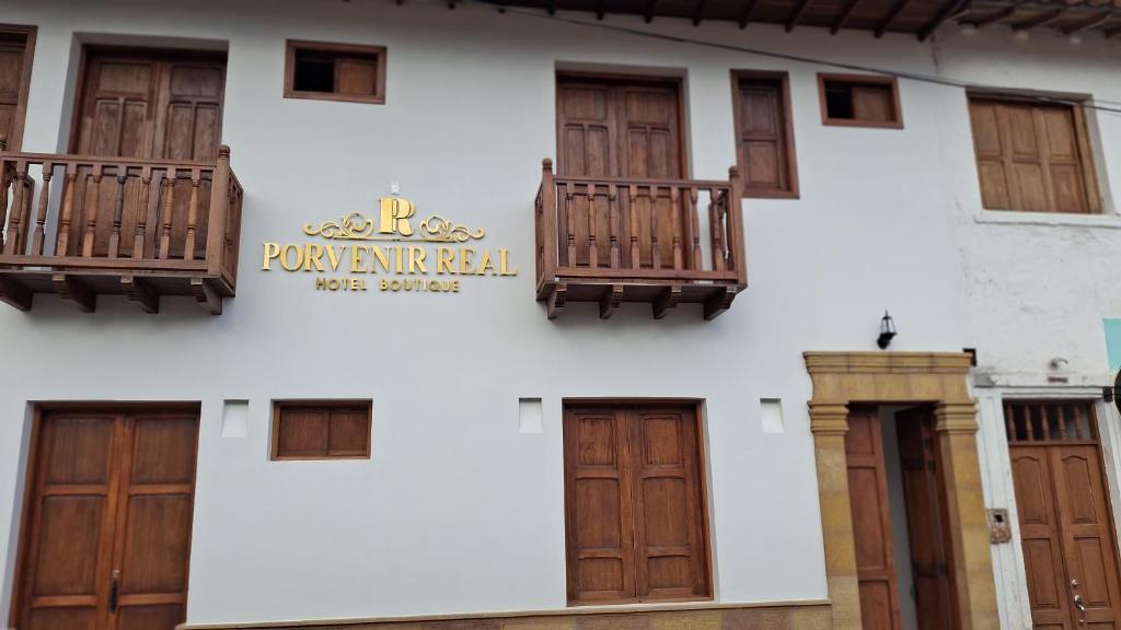 un edificio con puertas de madera y una señal en él en Hotel Boutique Porvenir Real, en Charalá