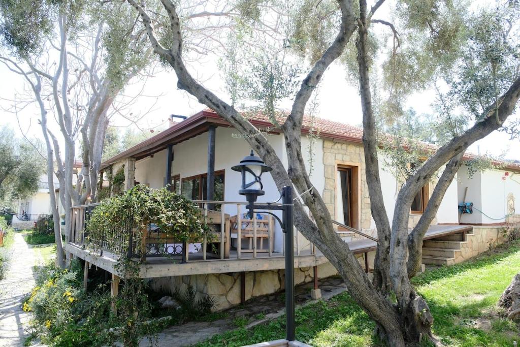 セェフェリヒサールにあるAtlantis Homeの玄関と通り灯のある家