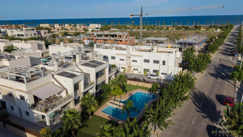 an aerial view of a house with a swimming pool at Higuericas Views in El Mojón