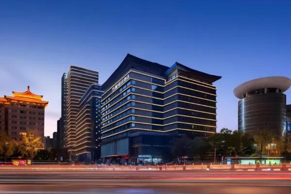 un gran edificio en una ciudad por la noche en 西安万蒙酒店, en Xi'an