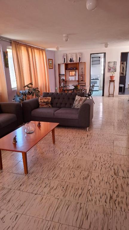 a living room with a couch and a coffee table at Casa de los abuelos in Cholula