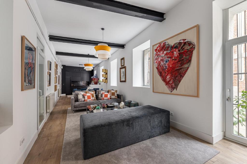 a living room with a couch and a heart on the wall at Waou Plaza de España IV - Alquiler Corta Duración in Madrid