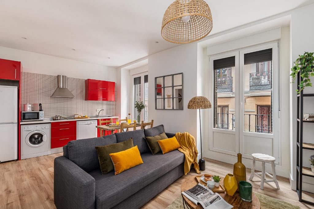 un soggiorno con divano e cucina di Waou Puerta del Sol IV - Alquiler Corta Duración a Madrid