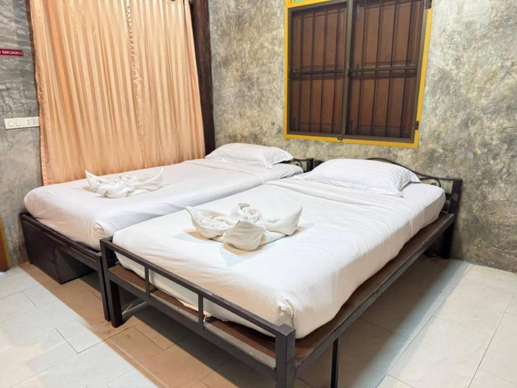 
Twin Room with Shared Bathroom
