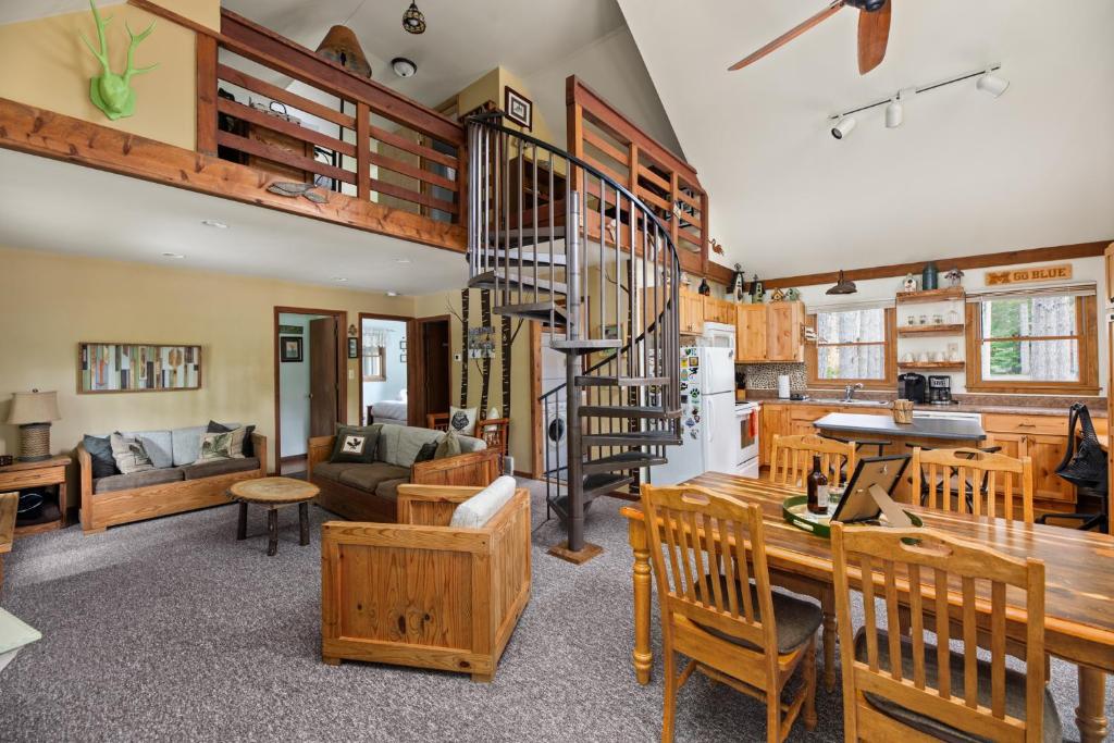 Χώρος καθιστικού στο Shady Pines @ Crystal Mountain Resort