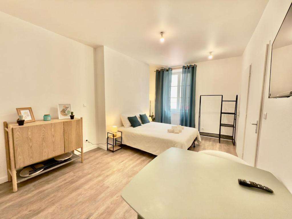 Ένα ή περισσότερα κρεβάτια σε δωμάτιο στο Studio 3 chaleureux Av Garibaldi DABNB