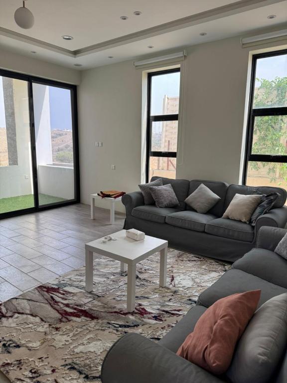 阿哈达فيلا الكادي的带沙发和桌子的客厅