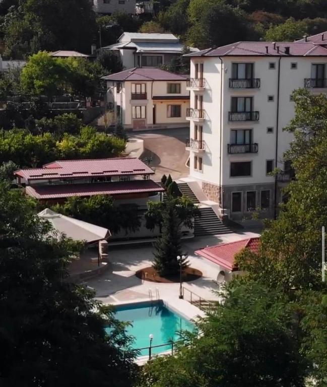 Bazen u ili blizu objekta Badam Hotel