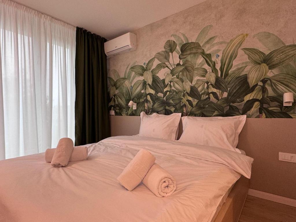 Un dormitorio con una cama grande con toallas. en Hotel Bravo Iasi, en Iaşi