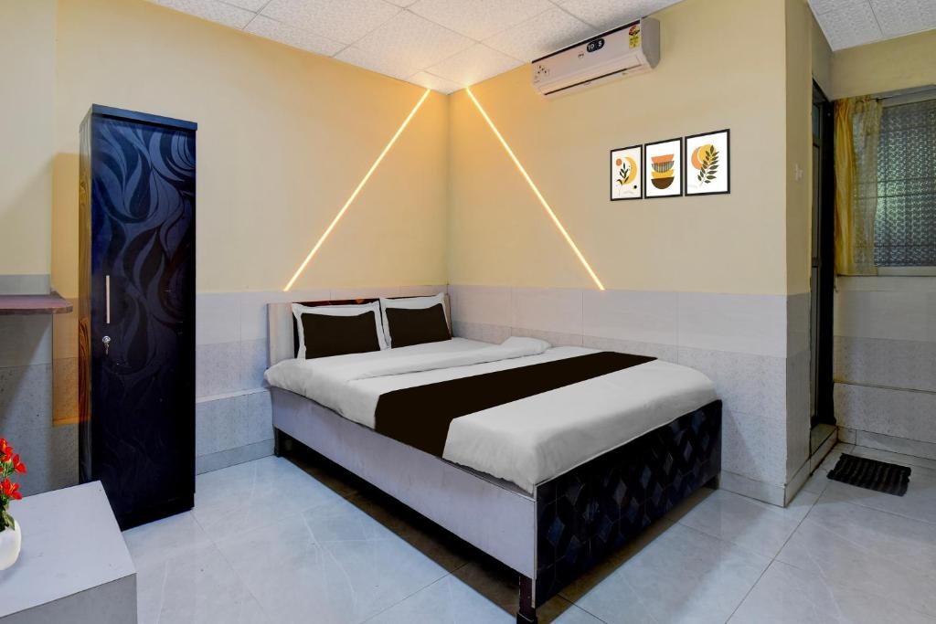 Postel nebo postele na pokoji v ubytování Hotel O Talegaon MIDC Formerly Goodluck Lodge